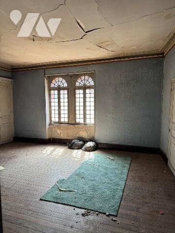 Maison en centre ville avec un logement indépendant à rénover.