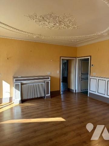 Maison en centre ville avec un logement indépendant à rénover.