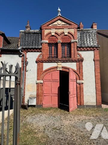 Maison en centre ville avec un logement indépendant à rénover.
