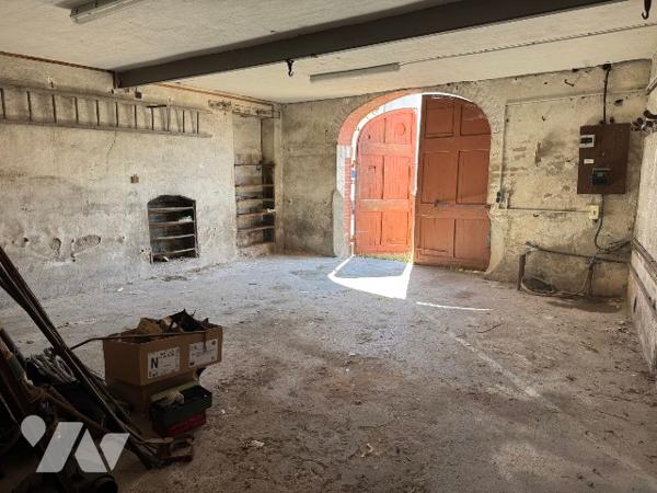 Maison en centre ville avec un logement indépendant à rénover.