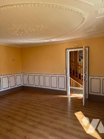 Maison en centre ville avec un logement indépendant à rénover.