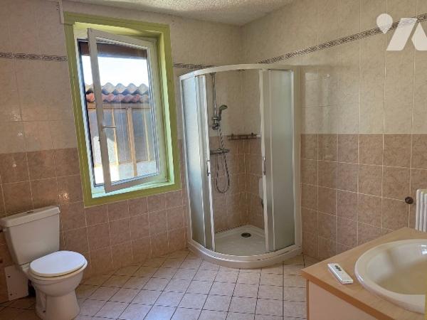 Maison en centre ville avec un logement indépendant à rénover.