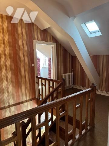 Maison en centre ville avec un logement indépendant à rénover.