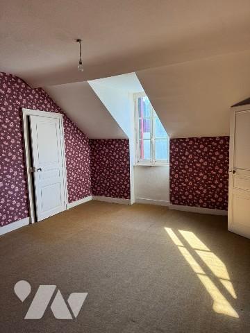 Maison en centre ville avec un logement indépendant à rénover.