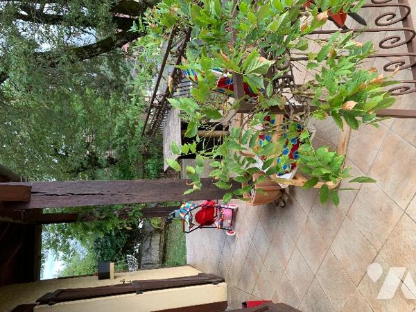 Maison contemporaine séjour, cuisine indépendante, 3 chambres, grand sous-sol. terrain. jolie vue.