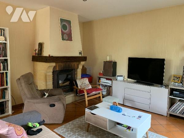 Maison contemporaine séjour, cuisine indépendante, 3 chambres, grand sous-sol. terrain. jolie vue.