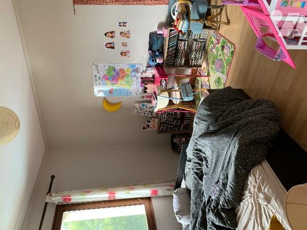 Maison contemporaine séjour, cuisine indépendante, 3 chambres, grand sous-sol. terrain. jolie vue.