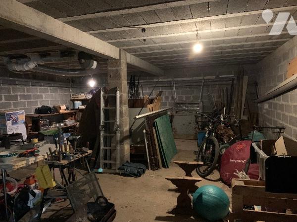 Maison contemporaine séjour, cuisine indépendante, 3 chambres, grand sous-sol. terrain. jolie vue.