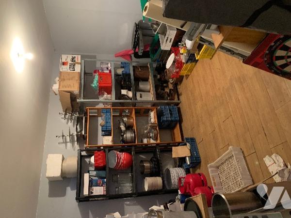 Maison contemporaine séjour, cuisine indépendante, 3 chambres, grand sous-sol. terrain. jolie vue.