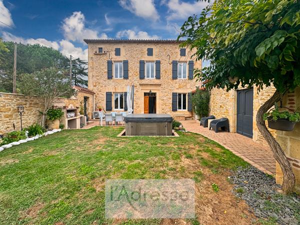 Belle maison en pierre avec garage, abri voiture et jardin clos