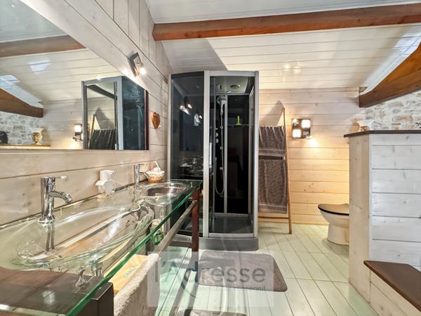 Belle maison en pierre avec garage, abri voiture et jardin clos