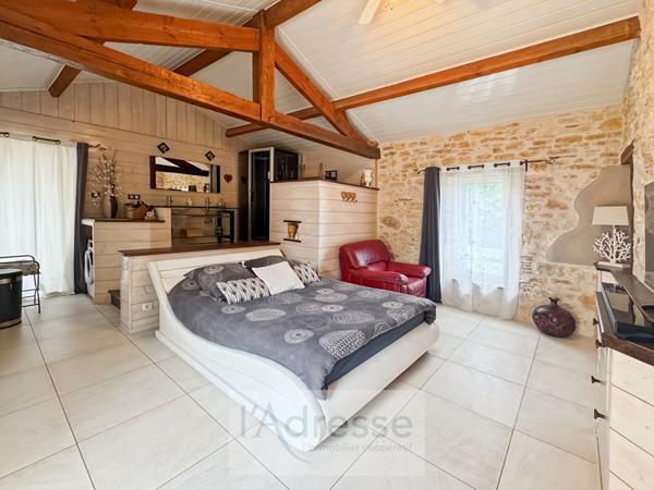 Belle maison en pierre avec garage, abri voiture et jardin clos