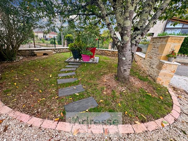 Belle maison en pierre avec garage, abri voiture et jardin clos