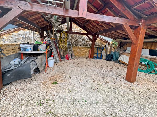 Belle maison en pierre avec garage, abri voiture et jardin clos