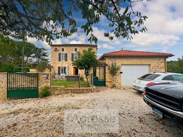 Belle maison en pierre avec garage, abri voiture et jardin clos
