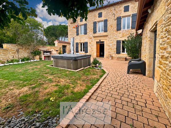 Belle maison en pierre avec garage, abri voiture et jardin clos