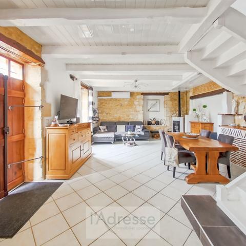 Belle maison en pierre avec garage, abri voiture et jardin clos