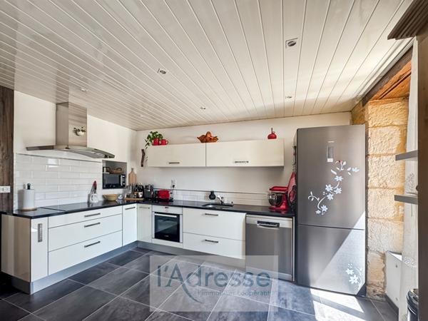 Belle maison en pierre avec garage, abri voiture et jardin clos