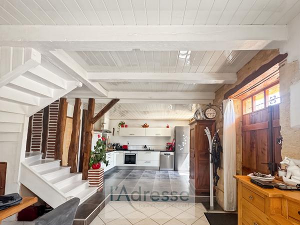 Belle maison en pierre avec garage, abri voiture et jardin clos