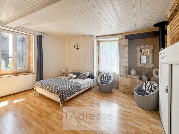 Belle maison en pierre avec garage, abri voiture et jardin clos