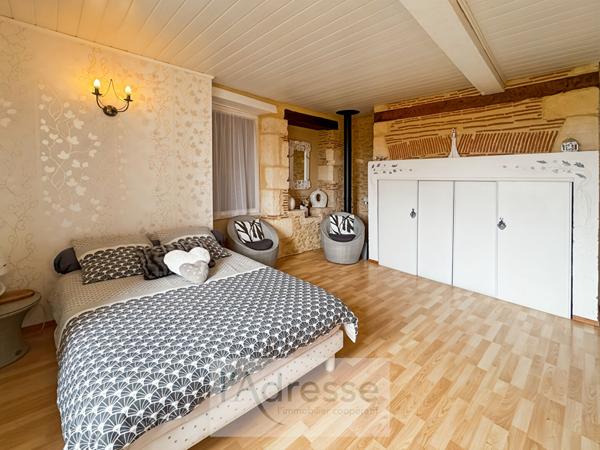 Belle maison en pierre avec garage, abri voiture et jardin clos