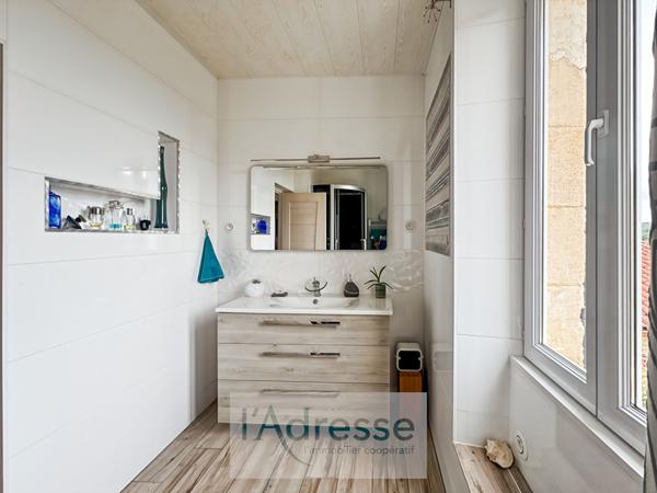 Belle maison en pierre avec garage, abri voiture et jardin clos