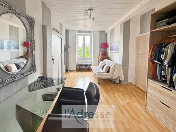 Belle maison en pierre avec garage, abri voiture et jardin clos