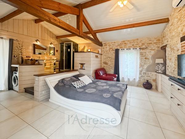 Belle maison en pierre avec garage, abri voiture et jardin clos