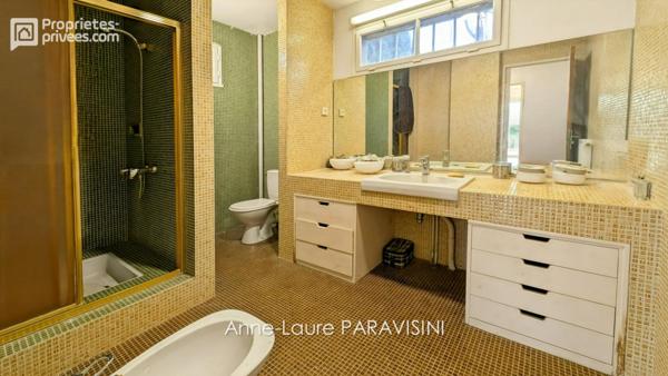 Maison d'architecte dans le Sud de la France face au Canal du Midi