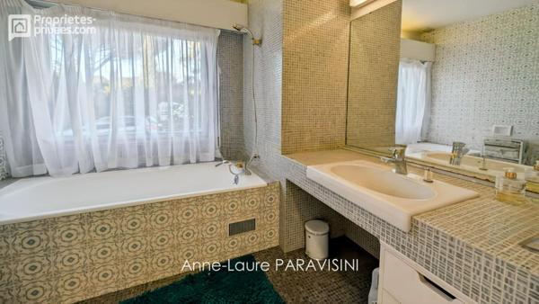 Maison d'architecte dans le Sud de la France face au Canal du Midi