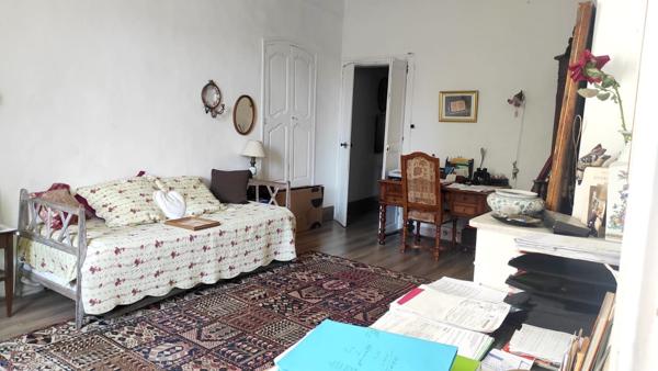 Maison de  maître de 340m² surface habitable (Surface au sol 425m²) - grenier à aménager et  cave voûtée en pierre