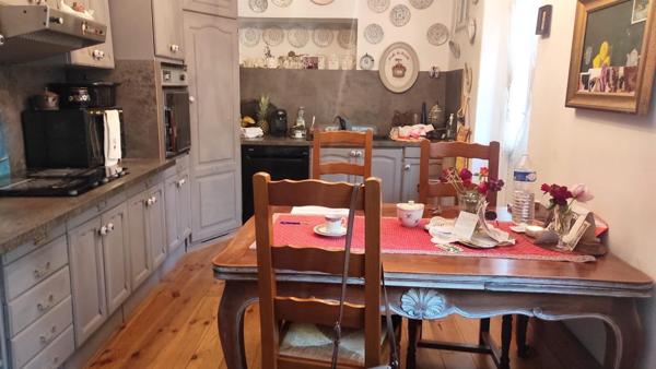 Maison de  maître de 340m² surface habitable (Surface au sol 425m²) - grenier à aménager et  cave voûtée en pierre