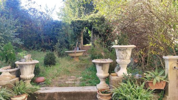 Maison de  maître de 340m² surface habitable (Surface au sol 425m²) - grenier à aménager et  cave voûtée en pierre