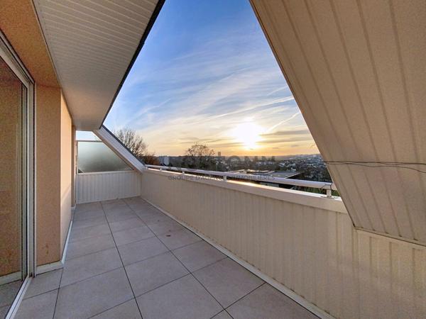 Appartement T2 avec grande terrasse , dernier étage, ascenseur, stationnement.