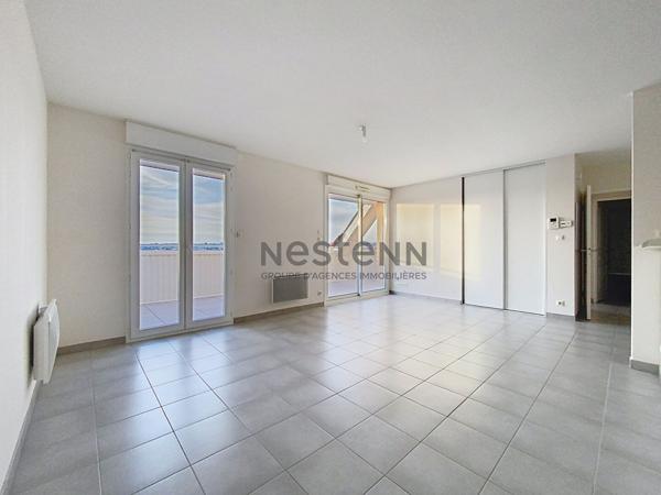 Appartement T2 avec grande terrasse , dernier étage, ascenseur, stationnement.