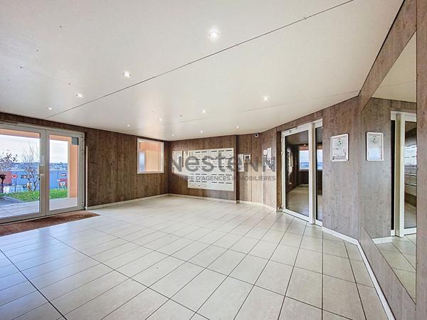 Appartement T2 avec grande terrasse , dernier étage, ascenseur, stationnement.