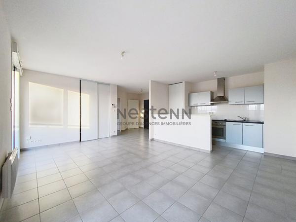 Appartement T2 avec grande terrasse , dernier étage, ascenseur, stationnement.