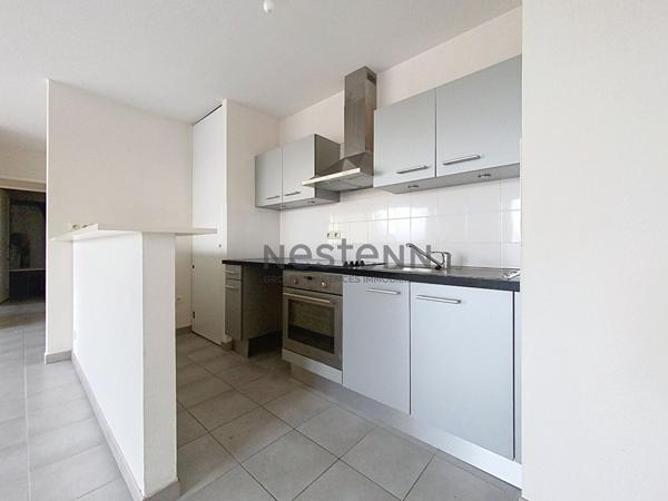 Appartement T2 avec grande terrasse , dernier étage, ascenseur, stationnement.