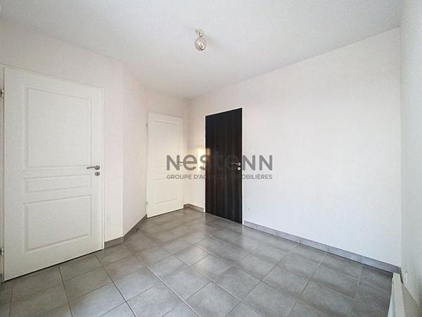 Appartement T2 avec grande terrasse , dernier étage, ascenseur, stationnement.