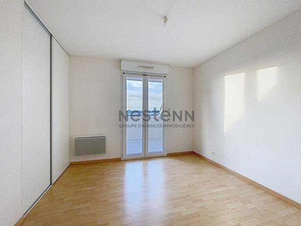 Appartement T2 avec grande terrasse , dernier étage, ascenseur, stationnement.