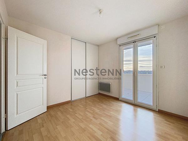 Appartement T2 avec grande terrasse , dernier étage, ascenseur, stationnement.