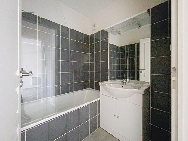 Appartement T2 avec grande terrasse , dernier étage, ascenseur, stationnement.