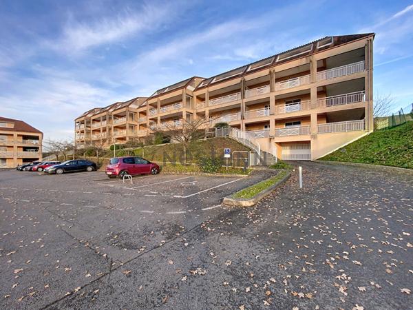 Appartement T2 avec grande terrasse , dernier étage, ascenseur, stationnement.