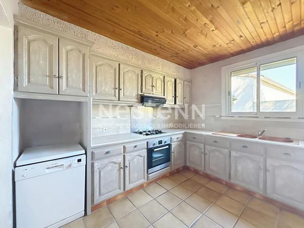 Charmante Maison de 178 m² + Local professionnel de 150 m² dans propriété avec terrain sur parcelle de 2566 m² à Portel-des-Corbières