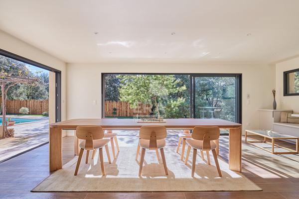 Maison moderne 6 pièces à ROGNES 180 m² avec piscine sur 3700 m² de terrain !