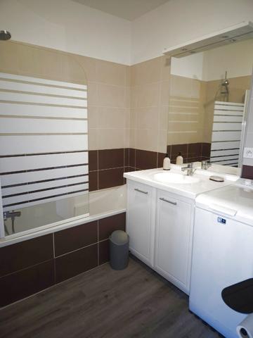 Appartement T1 entièrement meublé, terrasse, 1 parking sécurisé en sous sol.