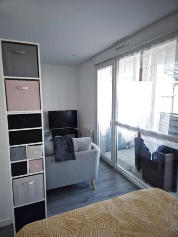 Appartement T1 entièrement meublé, terrasse, 1 parking sécurisé en sous sol.