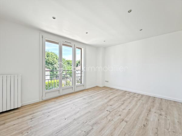 Situé dans un secteur calme et sécurisé, à seulement 7min à pieds de la gare d'ATHIS-MONS et 10min en bus de la gare de Juvisy-sur-Orge, venez découvrir ce superbe appartement de 3 pièces REFAIT A NEUF au 1e étage.

Vous trouverez une entrée menant vers un SALON/SALLE A MANGER avec sa cuisine FERMÉE ainsi qu'une BUANDERIE.

Côté NUIT : Vous découvrirez DEUX BELLES et GRANDES CHAMBRES dont une AVEC PLACARD

Une SALLE D'EAU et un WC séparé.

AUCUN TRAVAUX À PRÉVOIR, l'appartement a été refait à neuf.

EAU FROIDE et CHAUFFAGE compris dans les CHARGES.

Une CAVE vient compléter ce BEL APPARTEMENT.

Résidence entièrement refaite à neuve (huisserie, ravalement...)

Idéalement située offrant une superbe vue sur le PARC d'ATHIS, vous aurez à proximité les écoles, commerces...

Contactez-moi pour une visite !