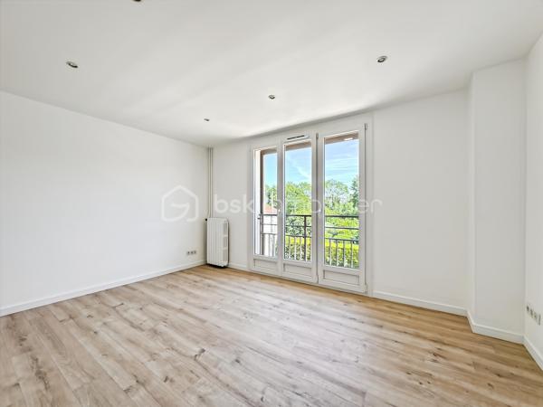 Situé dans un secteur calme et sécurisé, à seulement 7min à pieds de la gare d'ATHIS-MONS et 10min en bus de la gare de Juvisy-sur-Orge, venez découvrir ce superbe appartement de 3 pièces REFAIT A NEUF au 1e étage.

Vous trouverez une entrée menant vers un SALON/SALLE A MANGER avec sa cuisine FERMÉE ainsi qu'une BUANDERIE.

Côté NUIT : Vous découvrirez DEUX BELLES et GRANDES CHAMBRES dont une AVEC PLACARD

Une SALLE D'EAU et un WC séparé.

AUCUN TRAVAUX À PRÉVOIR, l'appartement a été refait à neuf.

EAU FROIDE et CHAUFFAGE compris dans les CHARGES.

Une CAVE vient compléter ce BEL APPARTEMENT.

Résidence entièrement refaite à neuve (huisserie, ravalement...)

Idéalement située offrant une superbe vue sur le PARC d'ATHIS, vous aurez à proximité les écoles, commerces...

Contactez-moi pour une visite !