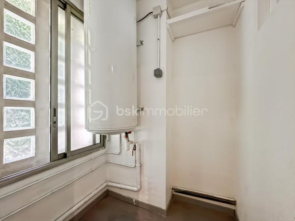 Situé dans un secteur calme et sécurisé, à seulement 7min à pieds de la gare d'ATHIS-MONS et 10min en bus de la gare de Juvisy-sur-Orge, venez découvrir ce superbe appartement de 3 pièces REFAIT A NEUF au 1e étage.

Vous trouverez une entrée menant vers un SALON/SALLE A MANGER avec sa cuisine FERMÉE ainsi qu'une BUANDERIE.

Côté NUIT : Vous découvrirez DEUX BELLES et GRANDES CHAMBRES dont une AVEC PLACARD

Une SALLE D'EAU et un WC séparé.

AUCUN TRAVAUX À PRÉVOIR, l'appartement a été refait à neuf.

EAU FROIDE et CHAUFFAGE compris dans les CHARGES.

Une CAVE vient compléter ce BEL APPARTEMENT.

Résidence entièrement refaite à neuve (huisserie, ravalement...)

Idéalement située offrant une superbe vue sur le PARC d'ATHIS, vous aurez à proximité les écoles, commerces...

Contactez-moi pour une visite !